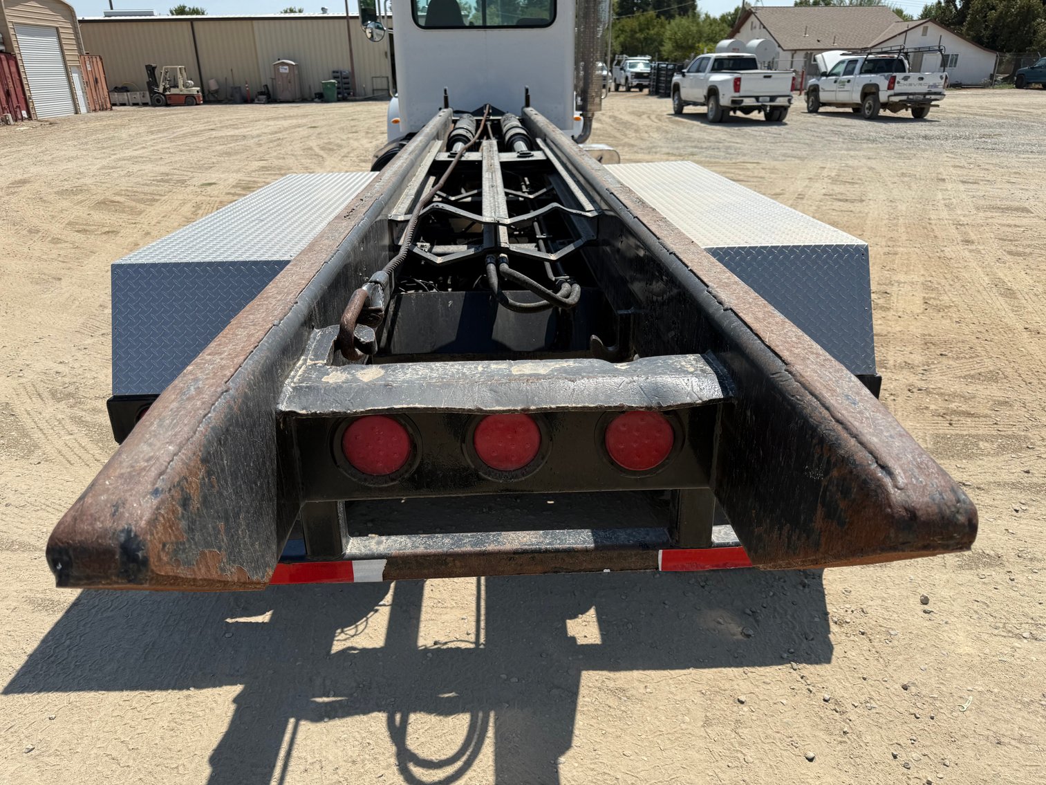 Image for 2012 Peterbilt 348 T/A Roll-Off Truck