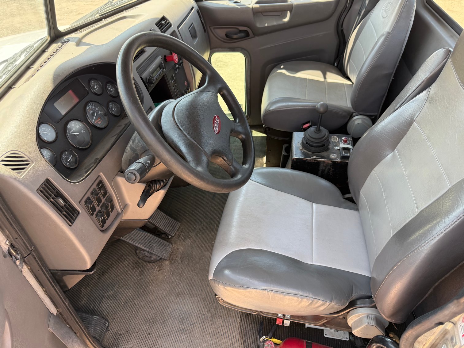 Image for 2012 Peterbilt 348 T/A Roll-Off Truck