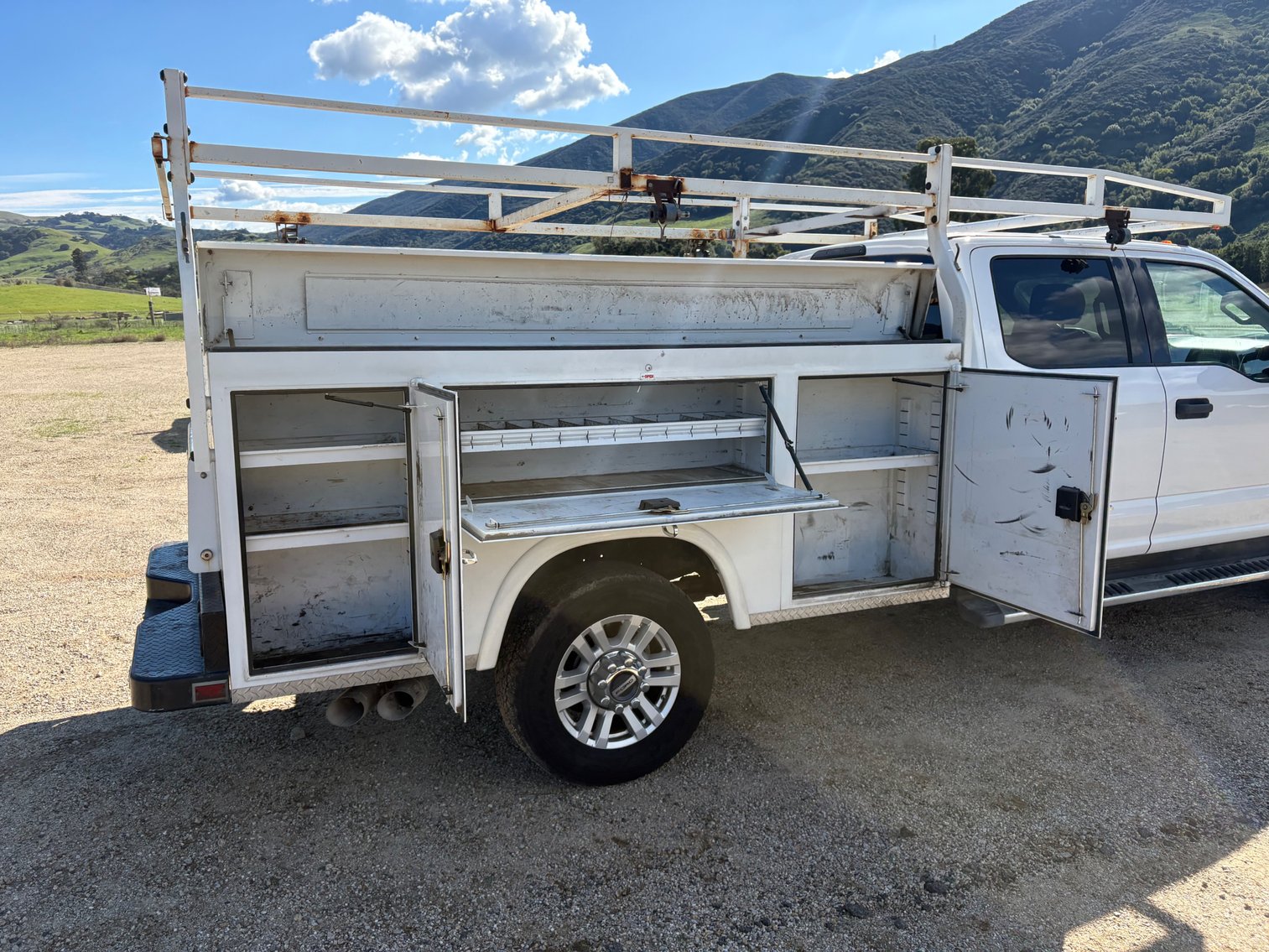 Image for 2017 Ford F350 4X4 XLT Utility Truck