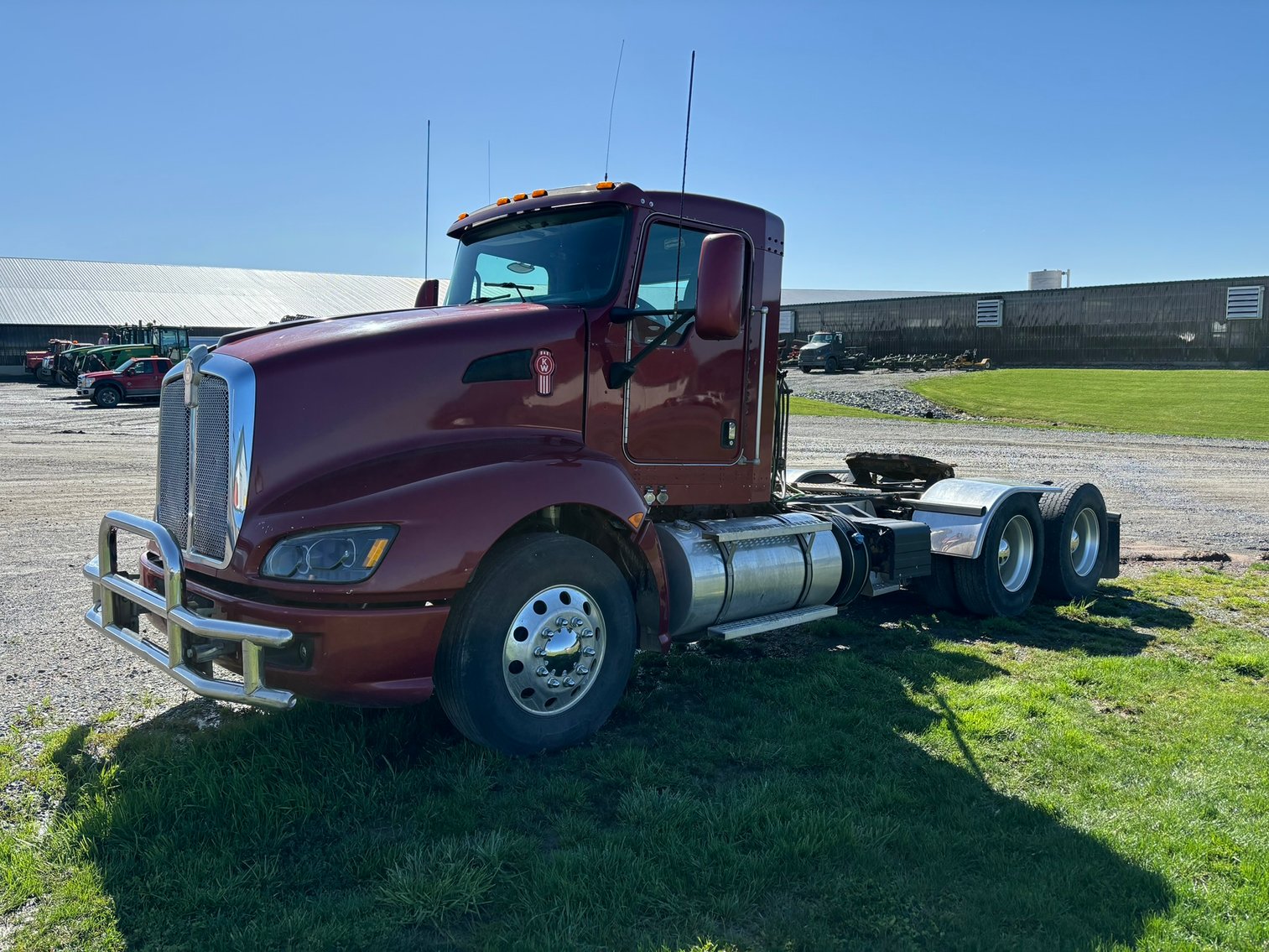 2014 Kenworth T660 Semi & 2015 Volvo T300 Semi (120104)