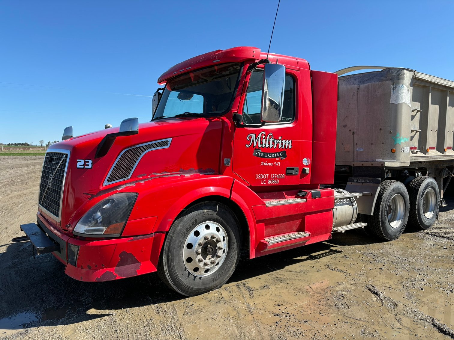 2014 Kenworth T660 Semi & 2015 Volvo T300 Semi (120104)