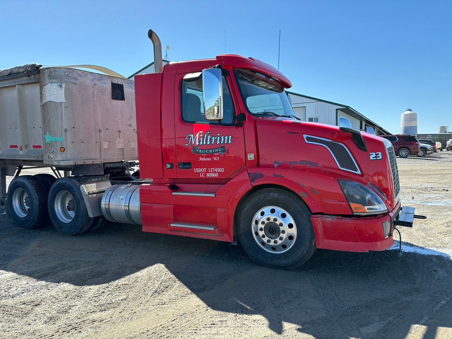 2014 Kenworth T660 Semi & 2015 Volvo T300 Semi (120104)