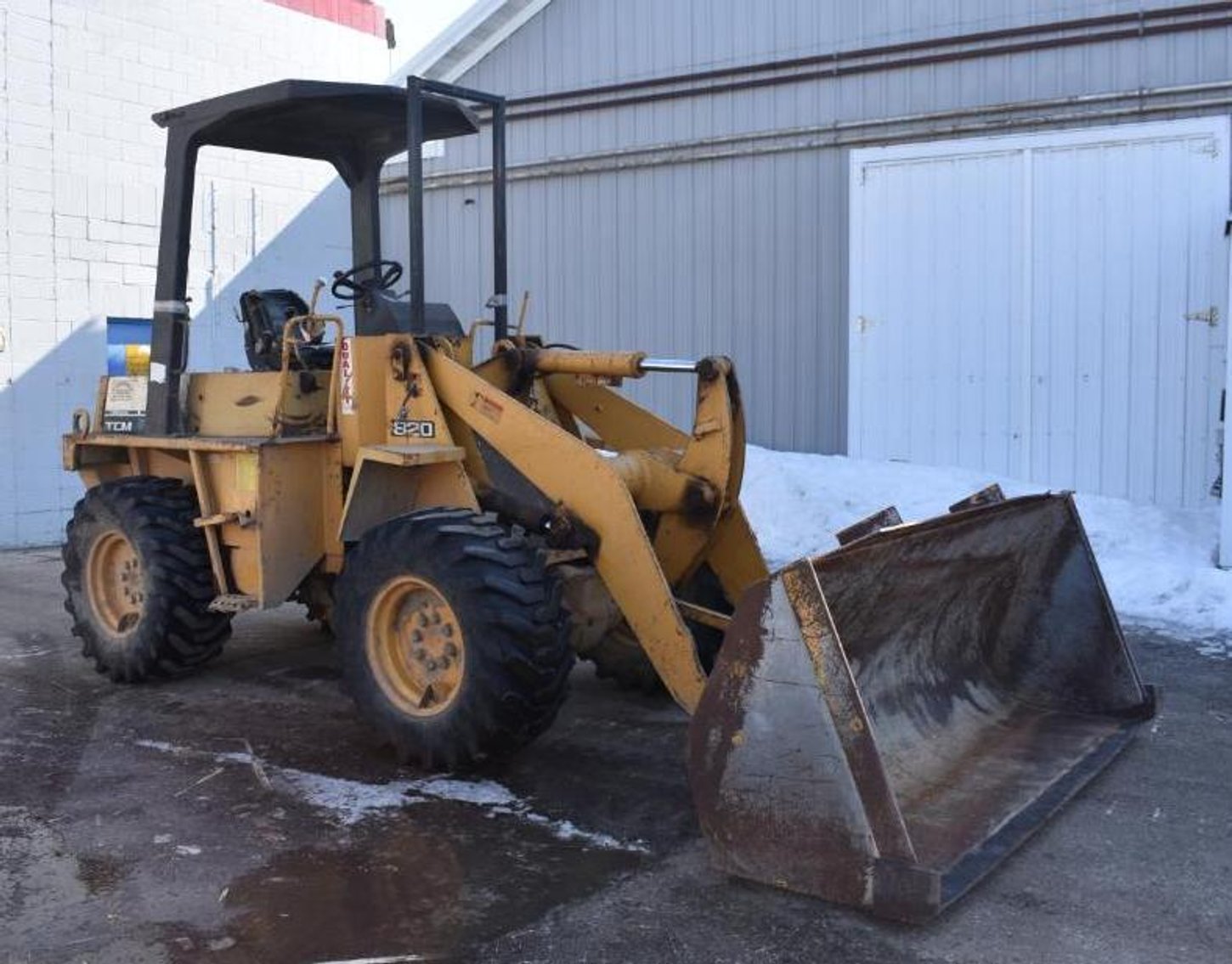 (6) Forklifts, Allis-Chalmers 655 Crawler Loader, Articulating Loader & Forklift Chargers