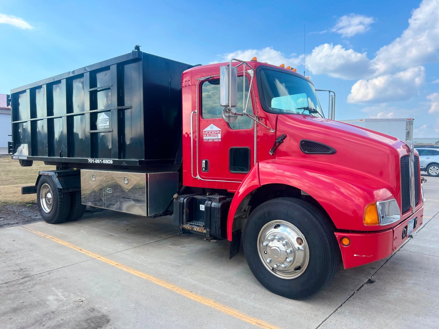 West Fargo Store Returns - 2005 Kenworth T300 - Outdoor Power Equipment
