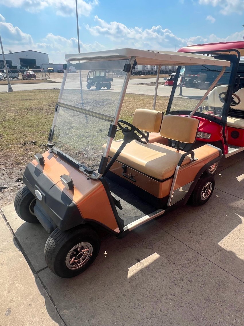 West Fargo Store Returns - 2005 Kenworth T300 - Outdoor Power Equipment