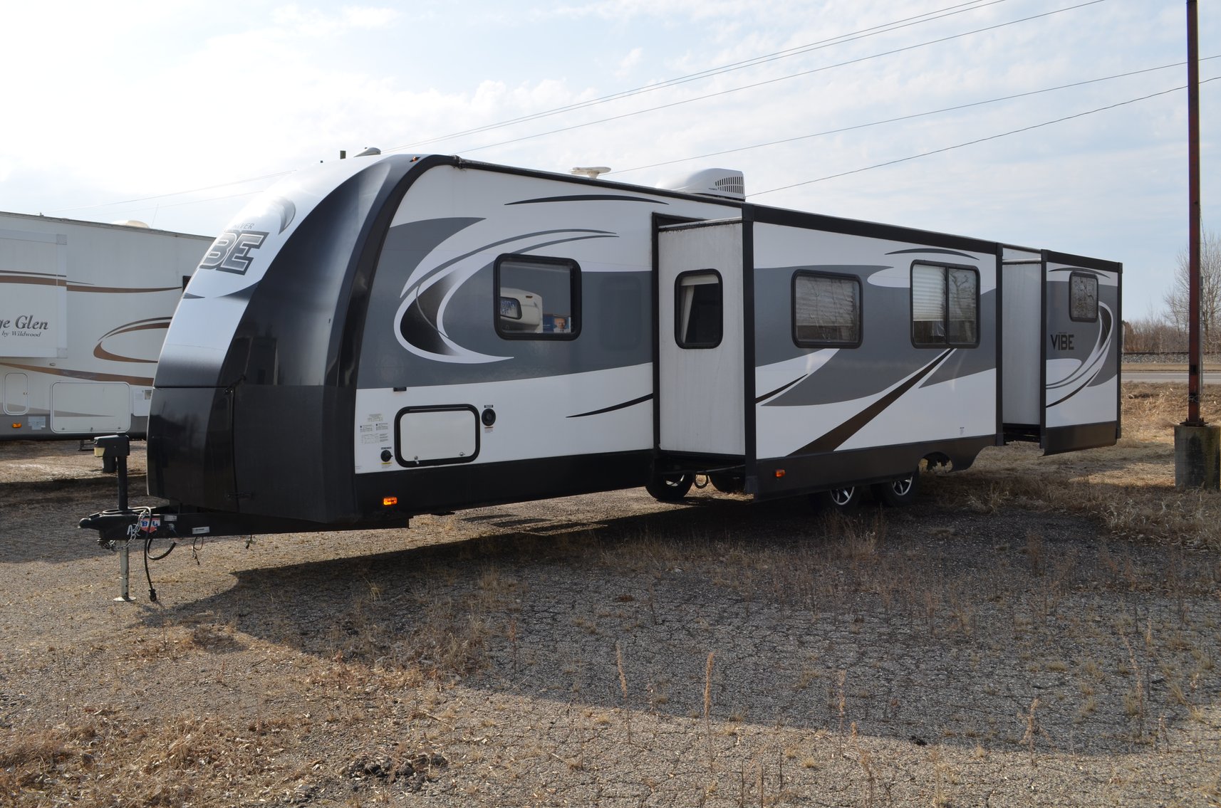 26 Campers: Travel Trailers, 5th Wheels, Park Models (136698)