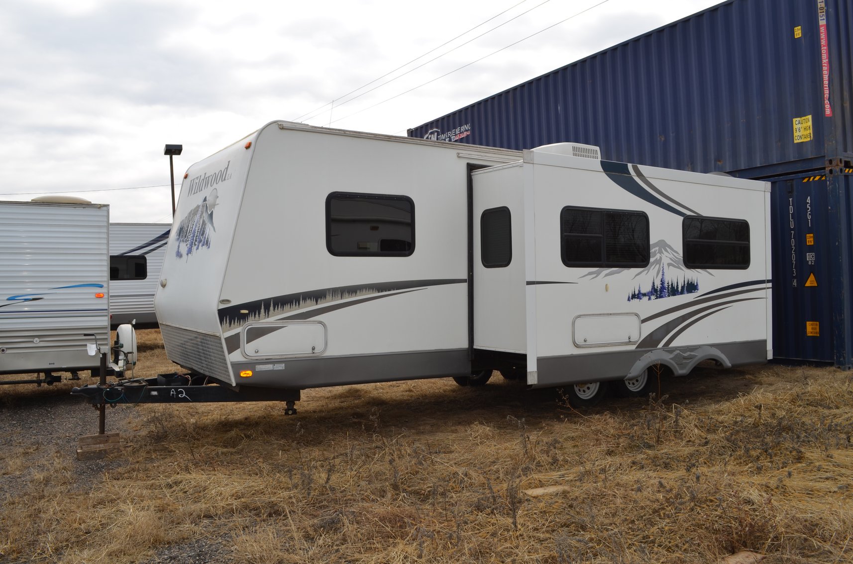 26 Campers: Travel Trailers, 5th Wheels, Park Models (136698)