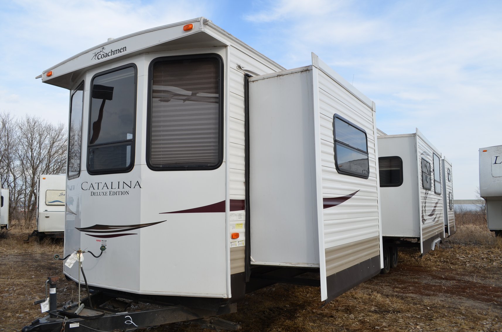 26 Campers: Travel Trailers, 5th Wheels, Park Models (136698)
