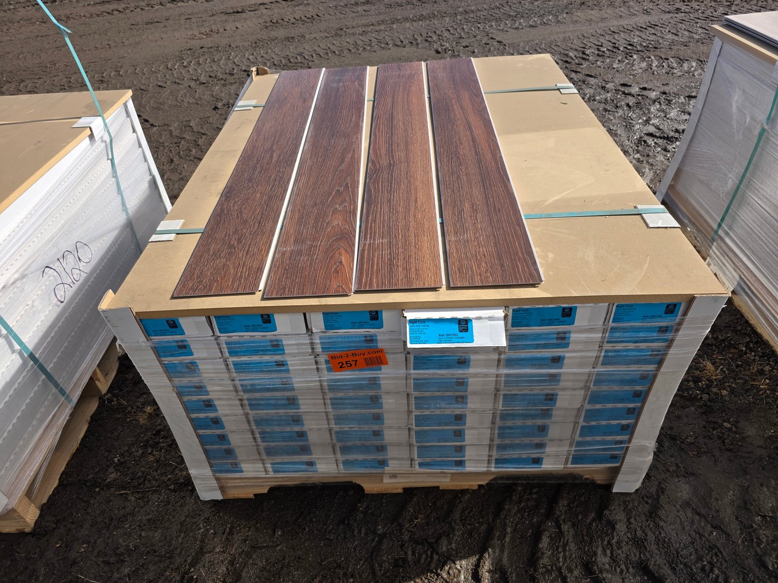 Waterproof Luxury Vinyl Click Planks With Pad (136191)