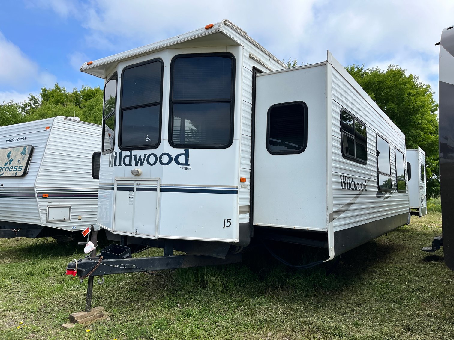 (16) Campers: Motorhome, Park Model, Travel Trailers & 5th Wheels (142607)