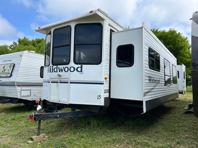 Image for (16) Campers: Motorhome, Park Model, Travel Trailers & 5th Wheels (142607)