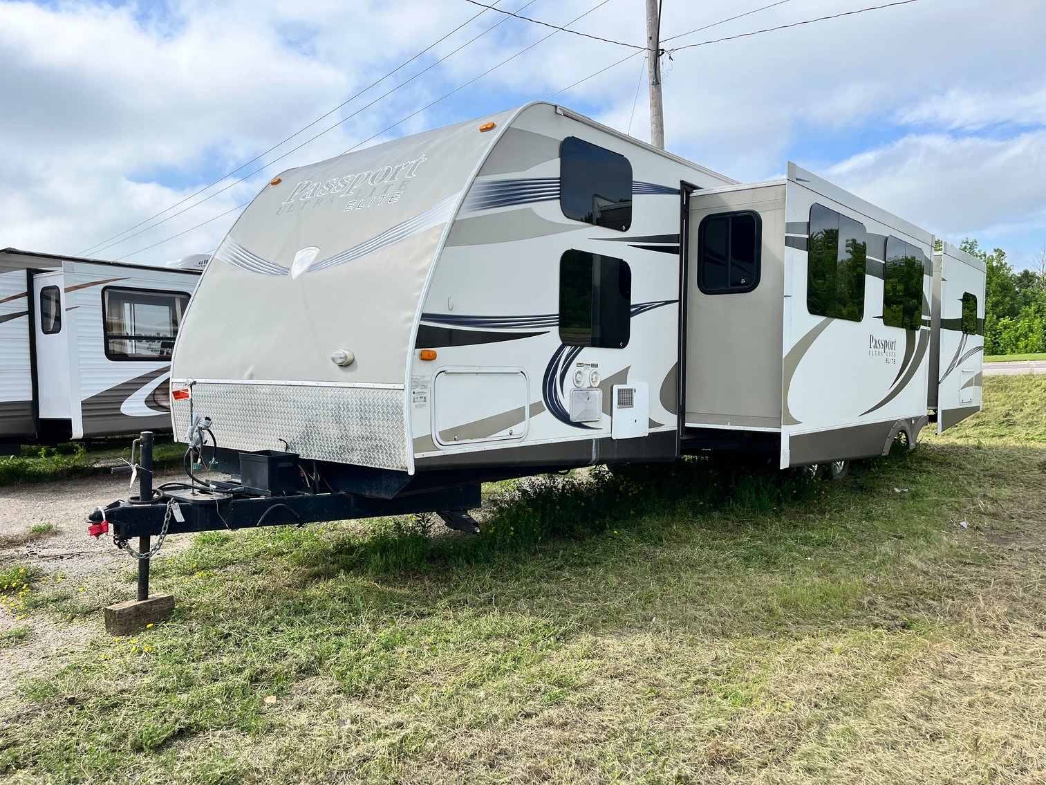 (16) Campers: Motorhome, Park Model, Travel Trailers & 5th Wheels (142607)