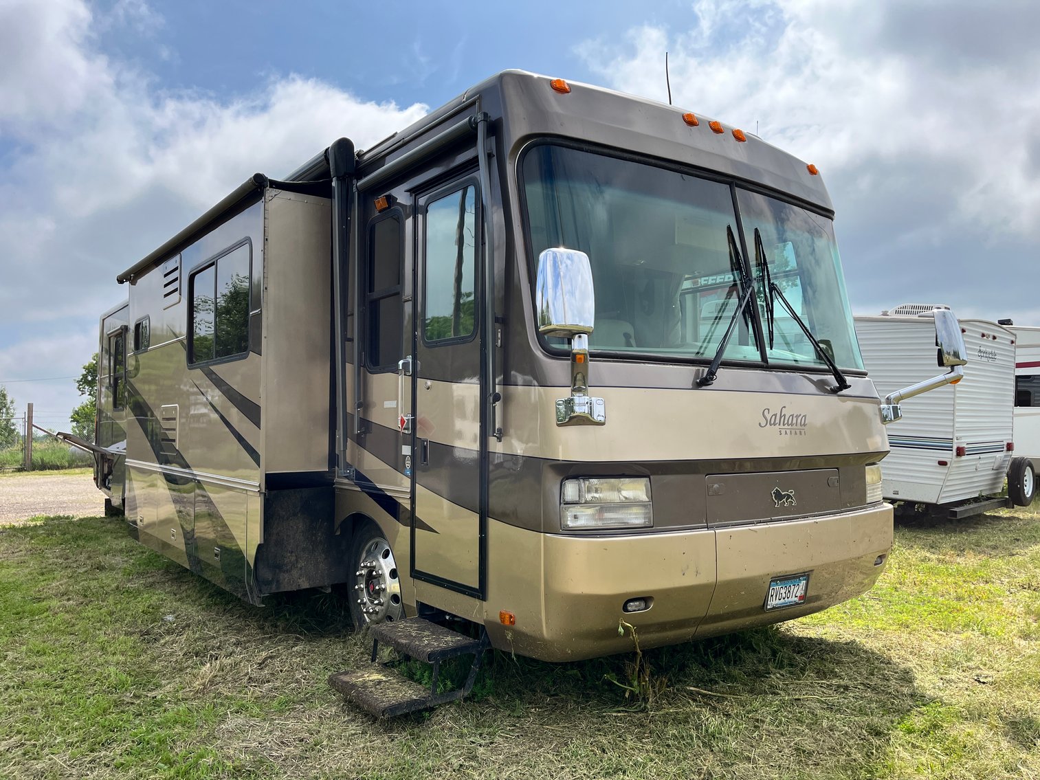 (16) Campers: Motorhome, Park Model, Travel Trailers & 5th Wheels (142607)