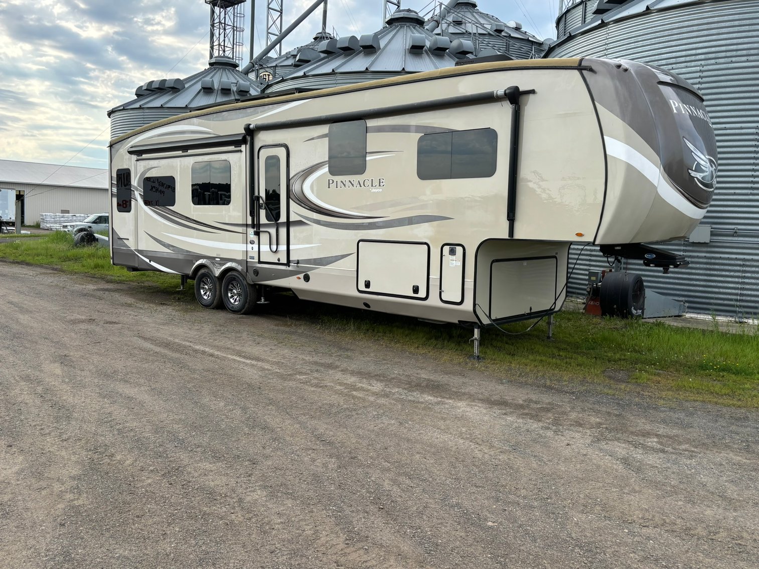(5) Campers: Travel Trailers, Pop-Up and 5th Wheel (141310)
