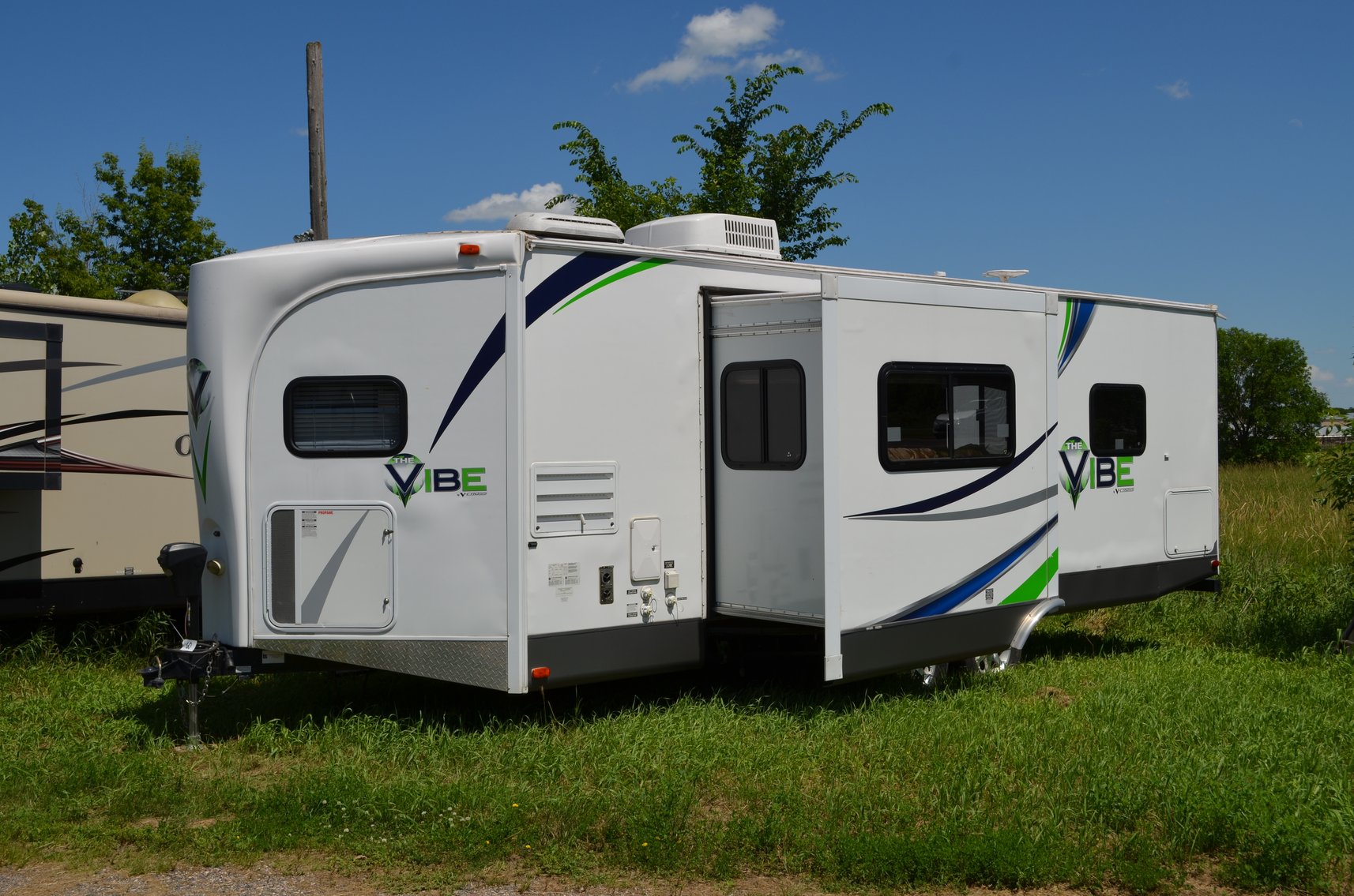 (16) Campers: Motorhome, Travel Trailers and 5th Wheels (143533)