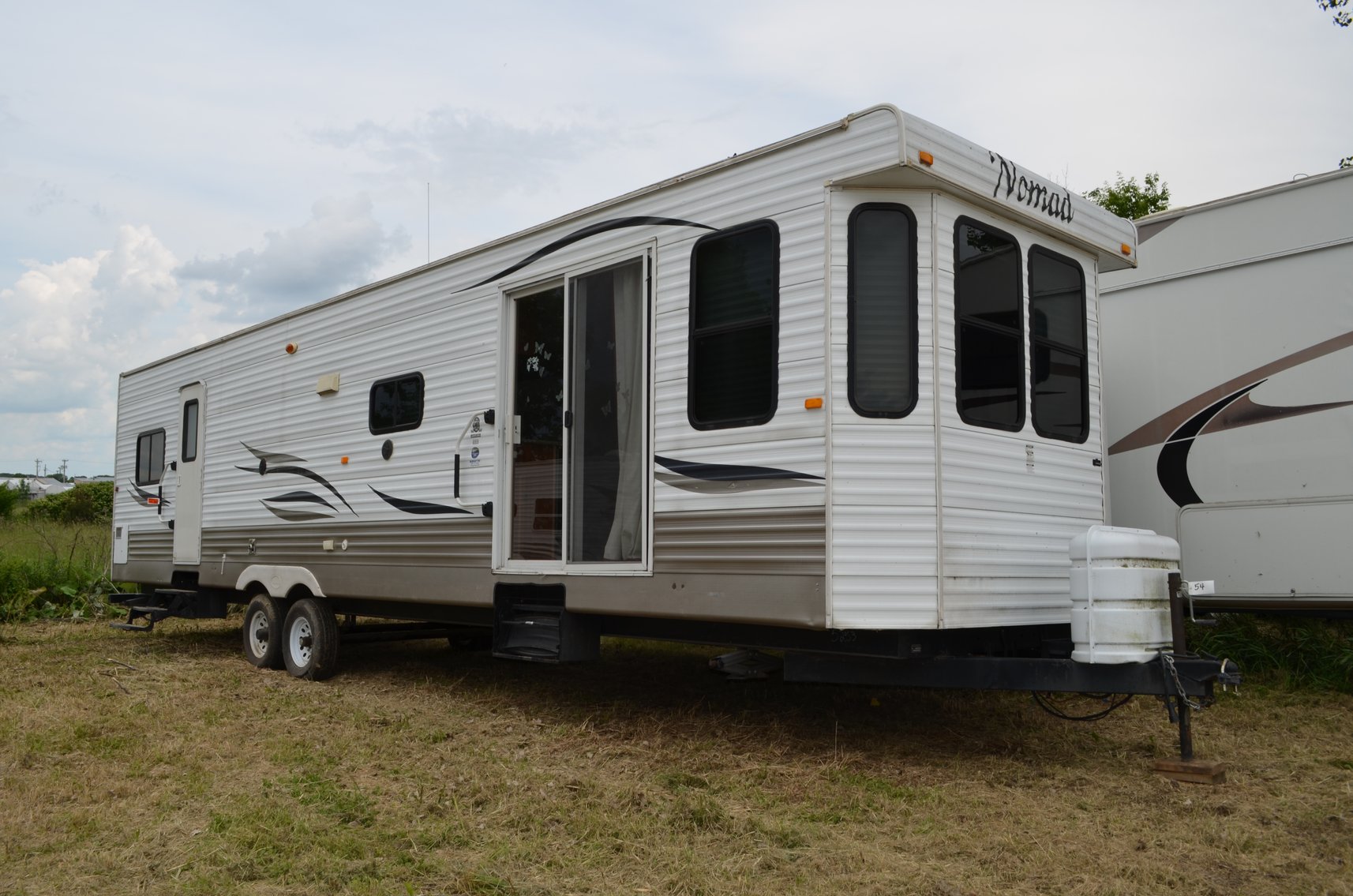 (16) Campers: Motorhome, Travel Trailers and 5th Wheels (143533)