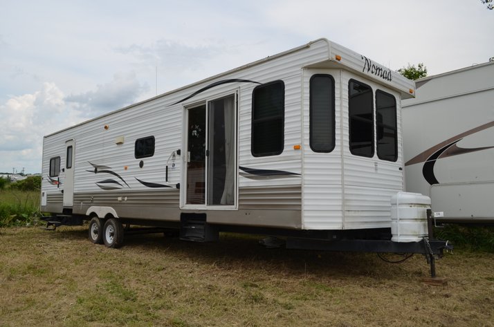 Image for (16) Campers: Motorhome, Travel Trailers and 5th Wheels (143533)