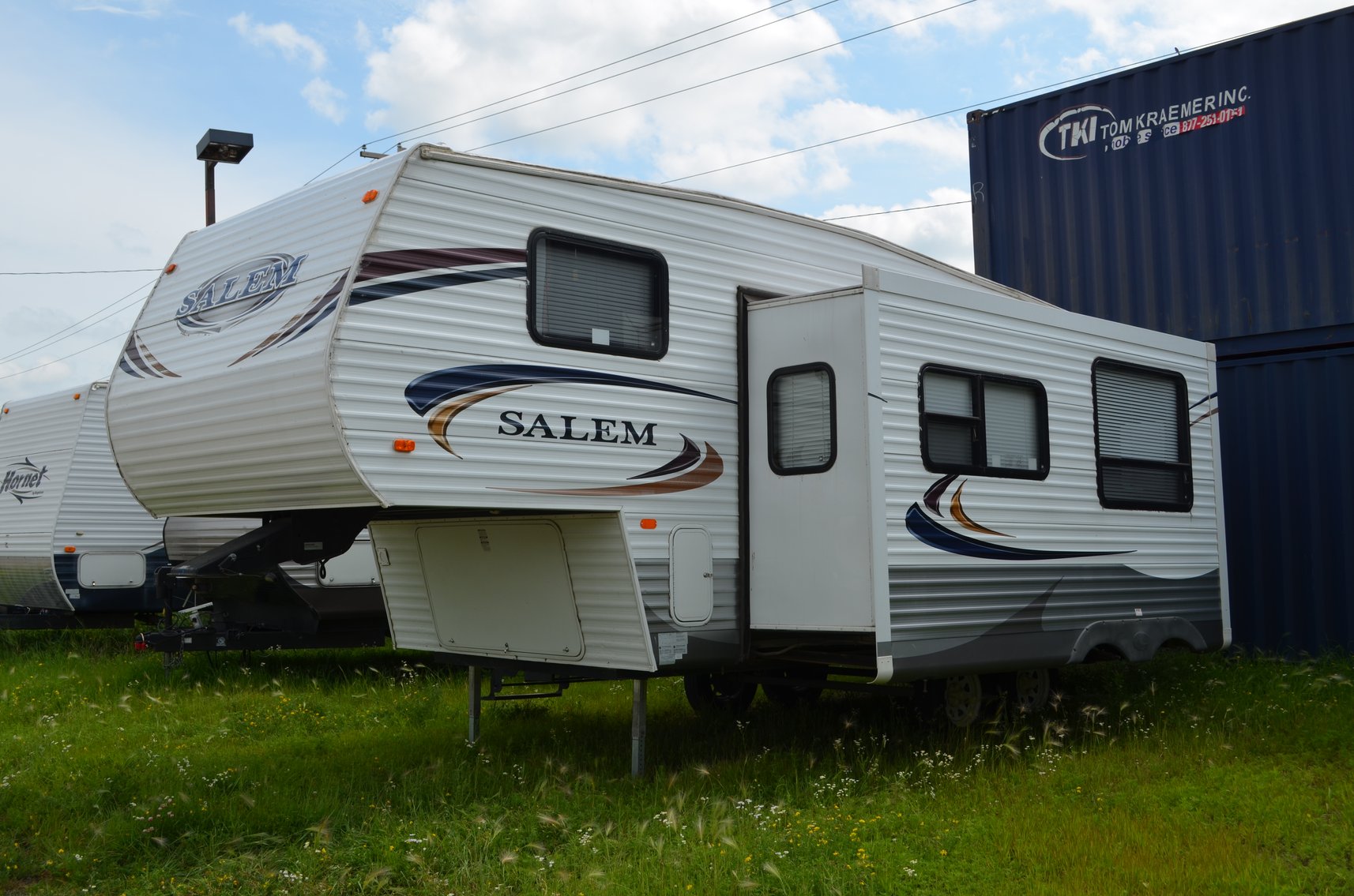 (19) Campers: Motorhome, Travel Trailers, 5th Wheels (147776)