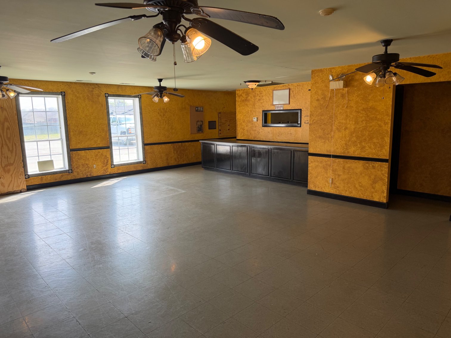 Image for Online Auction!  Former Restaurant Building & 0.60 Acre+/- in Muscle Shoals, Alabama!