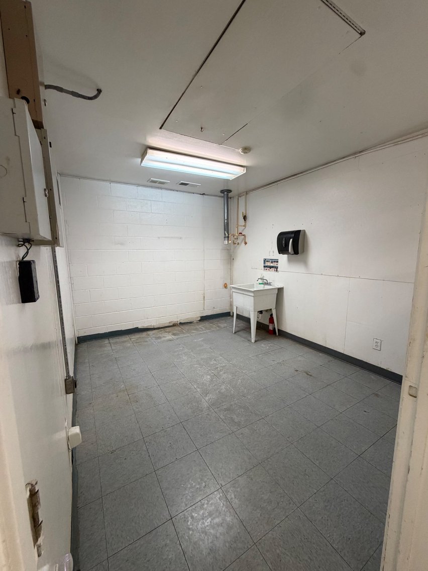 Image for Online Auction!  Former Restaurant Building & 0.60 Acre+/- in Muscle Shoals, Alabama!