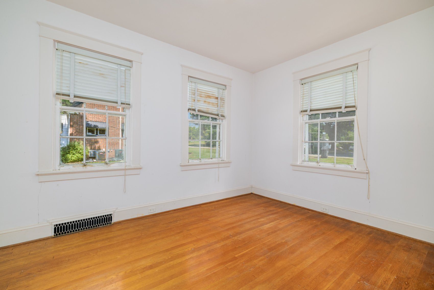 Image for Stately 6 BR/2 BA Solid Brick Home w/Large 4 Bay Garage on 1.69 +/- Acres in Mecklenburg County, VA--SELLING to the HIGHEST BIDDER via ONLINE ONLY BIDDING!!