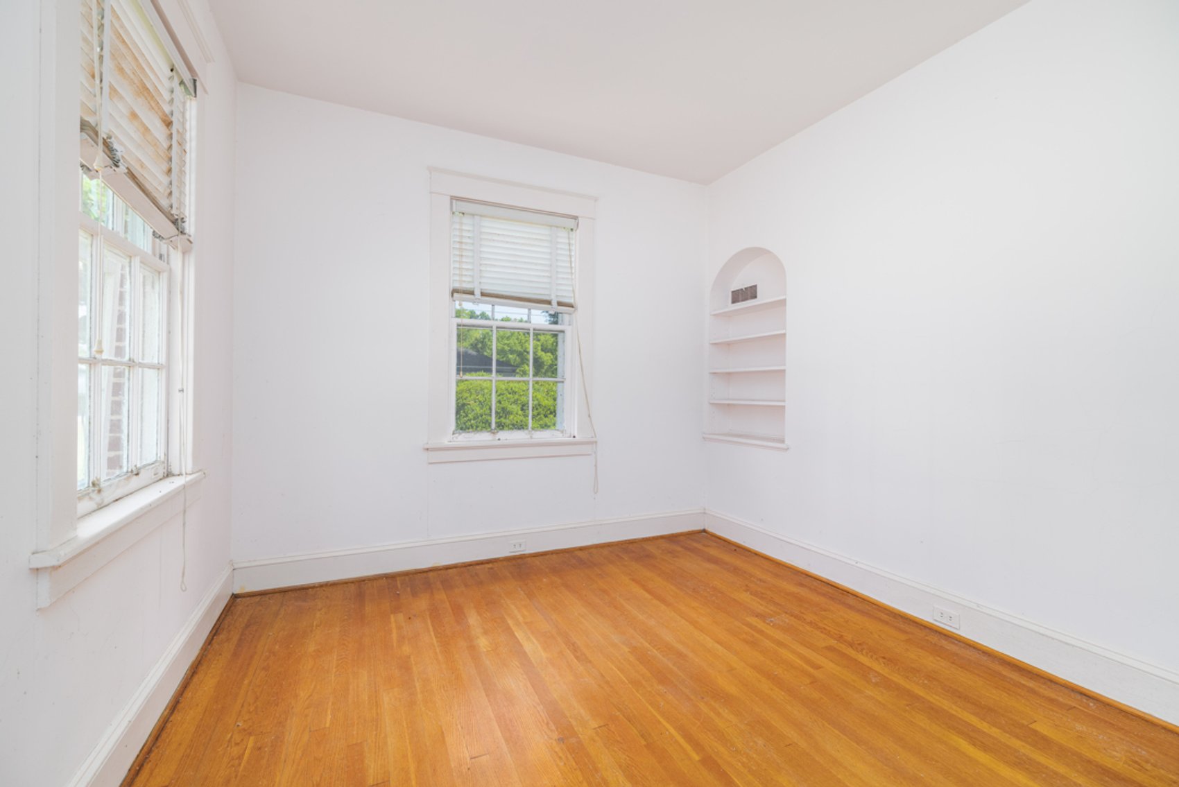 Image for Stately 6 BR/2 BA Solid Brick Home w/Large 4 Bay Garage on 1.69 +/- Acres in Mecklenburg County, VA--SELLING to the HIGHEST BIDDER via ONLINE ONLY BIDDING!!