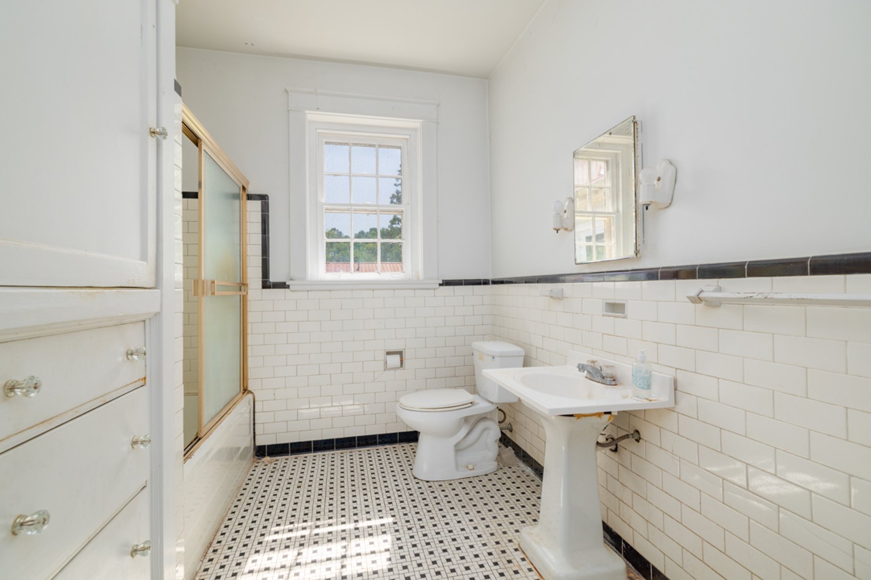 Image for Stately 6 BR/2 BA Solid Brick Home w/Large 4 Bay Garage on 1.69 +/- Acres in Mecklenburg County, VA--SELLING to the HIGHEST BIDDER via ONLINE ONLY BIDDING!!