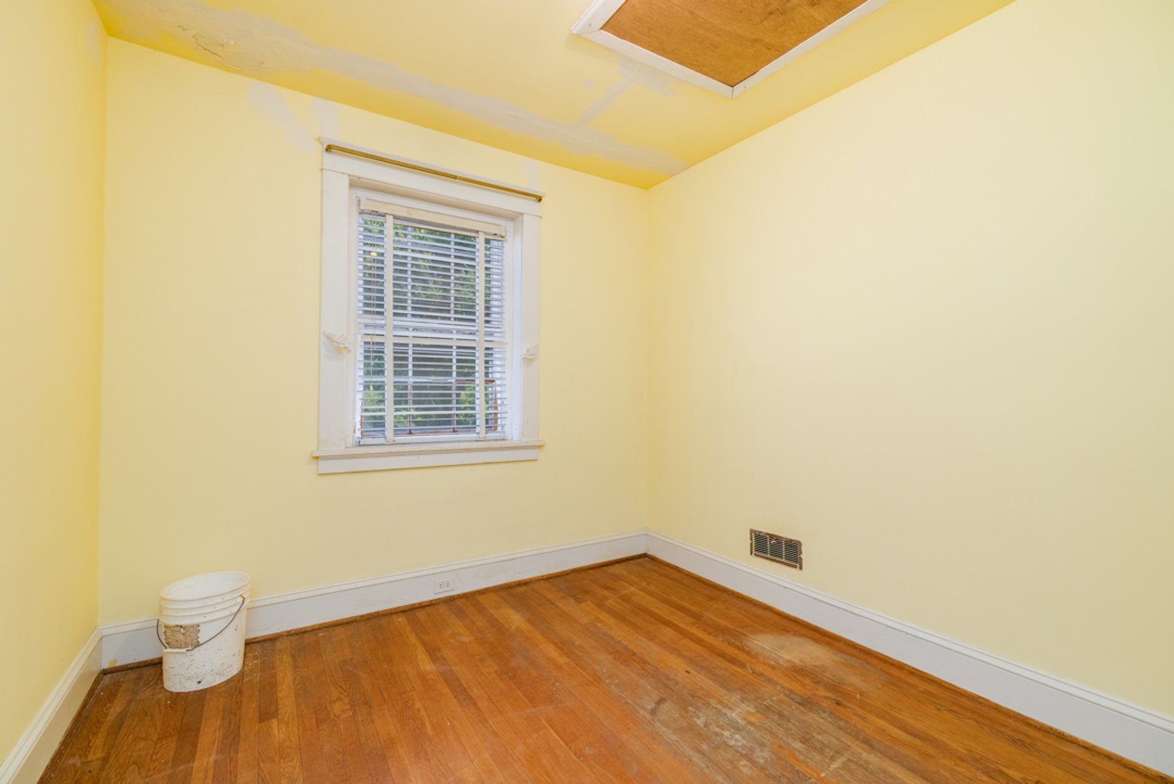 Image for Stately 6 BR/2 BA Solid Brick Home w/Large 4 Bay Garage on 1.69 +/- Acres in Mecklenburg County, VA--SELLING to the HIGHEST BIDDER via ONLINE ONLY BIDDING!!