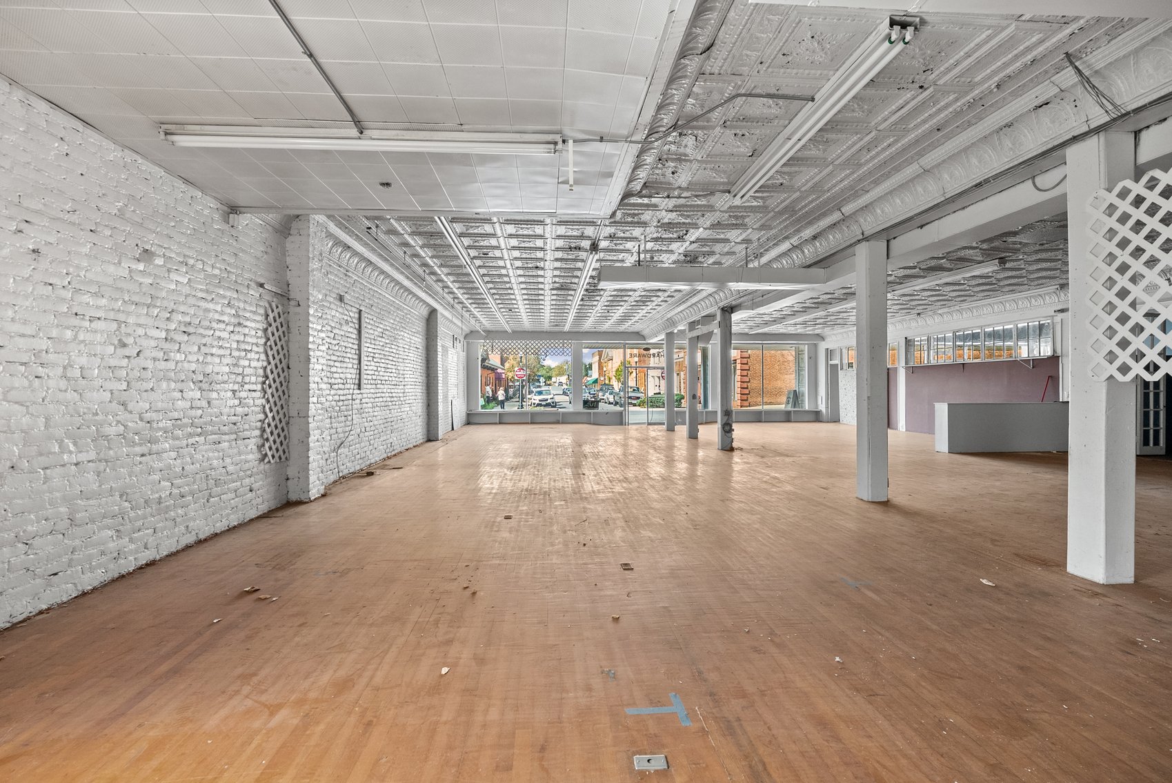 Image for HIGH BID HAS BEEN SUBMITTED FOR BANK APPROVAL: Large Commercial 2 Story Building in Downtown Historic Appomattox, VA--ONLINE ONLY BIDDING