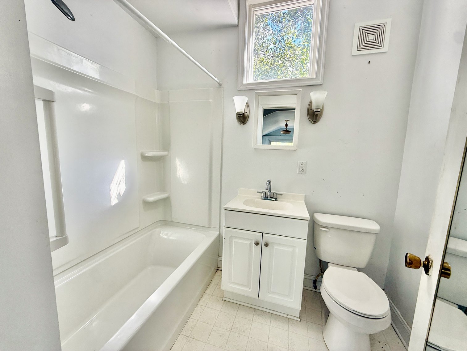 Image for 4 BR/2 BA Home Nestled Between Monroe Bay & The Potomac River in Downtown Colonial Beach, VA--SELLING to the HIGHEST BIDDER via ONLINE ONLY BIDDING!!