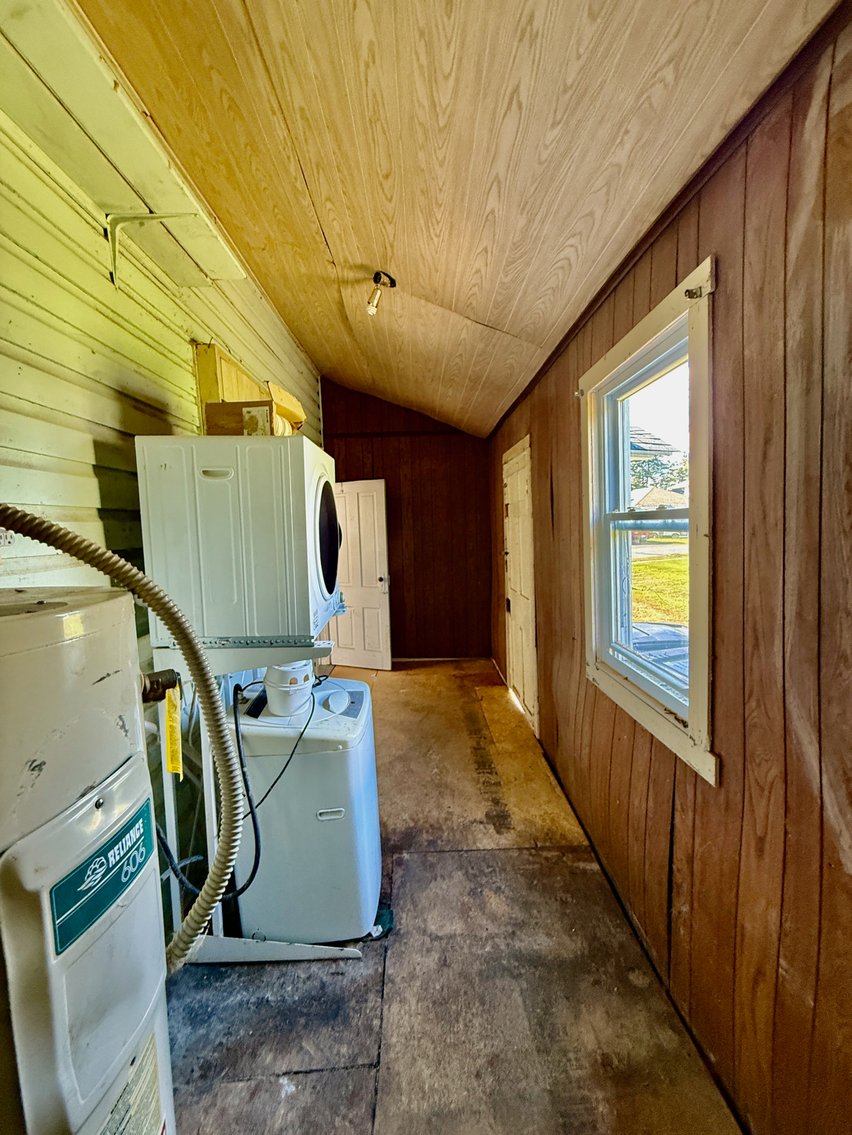 Image for 4 BR/2 BA Home Nestled Between Monroe Bay & The Potomac River in Downtown Colonial Beach, VA--SELLING to the HIGHEST BIDDER via ONLINE ONLY BIDDING!!